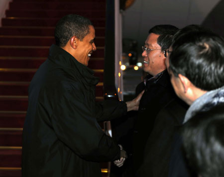 US President Barack Obama shakes hands with Chinese Vice Foreign Minister He Yafei as he leaves for South Korea in Beijing on November 18, 2009. 