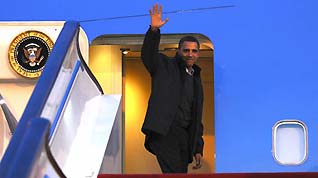US President Barack Obama waves as he leaves for South Korea in Beijing on November 18, 2009.
