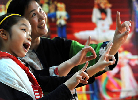 Liu Chenyan (L) practises with her teacher Wang Shanping in Nanjing, east China's Jiangsu Province, October 21, 2009.