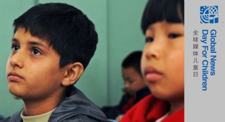 Sanlong (L) listens to a lecture in class in Wu'ai Primary School in Yiwu City, east China's Zhejiang Province, November 12, 2009. 