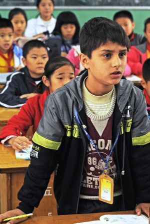 Sanlong answers teacher's question in Wu'ai Primary School in Yiwu City, east China's Zhejiang Province, November 12, 2009. 