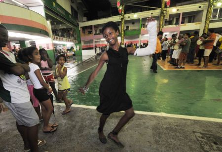 Photo taken on October 28, 2009 shows Maria Luisa takes part in the Samba rehearsing at Tomorrow's Mangueira samba school in Rio De Janeiro of Brazil.