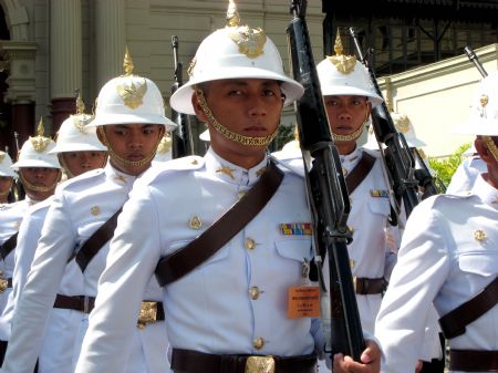 The photo I took on October 22, 2009 shows the bodyguards of the Grand Palace. 