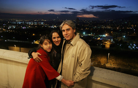 Rasa forouzan (L), a 12-year-old Iranian girl, poses with her parents, in Teheran, capital of Iran, November 19, 2009.