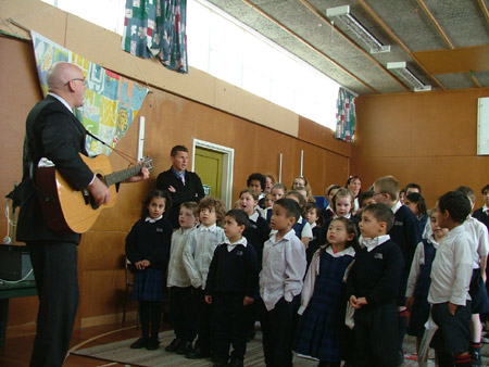 Mr. Smith, the president of our schoo, plays guitar at a farewell meeting in honour of our teacher Todd. We pupils sing a chorus at the meeting. 