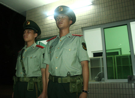 The photo taken on October 2, 2009 by He Zipeng shows the armed policemen of the frontier defence force of Guangdong, in Shenzhen City, south China's Guangdong Province.