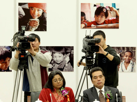 Journalists cover the the launch ceremony of the State of the World's Children Report (Chinese-Edition) in Beijing, capital of China, November 20, 2009. 