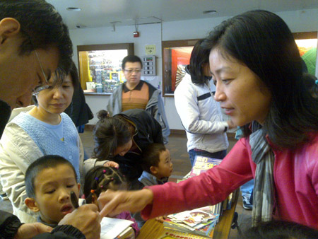 Parents take their children to the library at a Chinese-language school in Toronto October 31, 2009. With the increase of Chinese immigrants and the growth of China's economy, more and more people in Toronto began to learn the Chinese language.