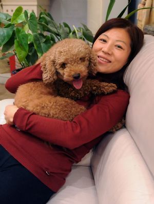 The photo taken on October 4, 2009 by Guo Xinxuan shows her mother and their dog, in Taiyuan city, capital of north China's Shanxi Province. 