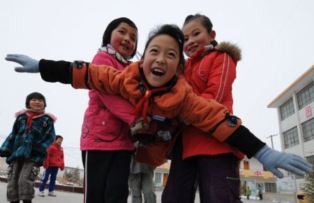 Ma Siqi (C) plays a game with her classmates during the class break at Zhongyin Xiwang Primary School, in Dongxiang Autonomous County, northwest China's Gansu Province, on November 20, 2009.