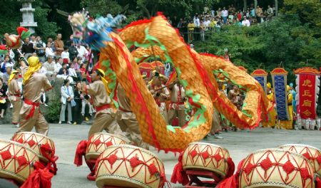 The photo taken on November 4, 2009 by Jiang Yichen shows the dragon dance at Huqiu temple fair held in Suzhou City, east China's Jiangsu Province. Ten-year-old Jiang Yichen is a fourth-grade pupil of Jingwen Experimental Primary School of Suzhou. 