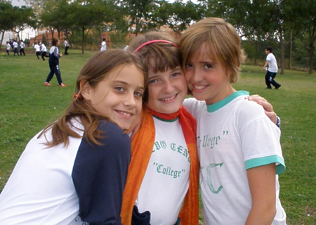 The photo Alejandro Fredrik Moreno Conejero took on October 8, 2009 shows his classmates Maria, Marta and Angela (from L to R) who dance the best in my class.