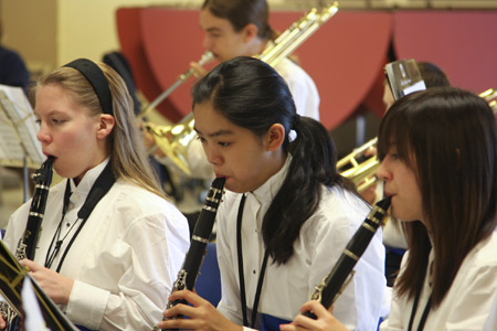 Photo taken on November 22, 2008 shows Hanna Rudolph (C) plays a clarinet in Portland, Oregon, the United States. 