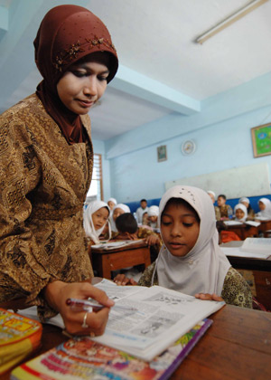 Indonesian girl Nurul has class at school in Jakarta, capital of Indonesia, November 20, 2009, the day of Universal Children's Day. 