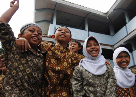 Indonesian girl Nurul (2nd R) simles with her classmates at school in Jakarta, capital of Indonesia, November 20, 2009, the day of Universal Children's Day.