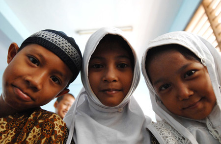 Indonesian girl Nurul (C) is seen with her classmates at school in Jakarta, capital of Indonesia, November 20, 2009, the day of Universal Children's Day.