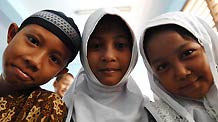 Indonesian girl Nurul (C) is seen with her classmates at school in Jakarta, capital of Indonesia, November 20, 2009, the day of Universal Children's Day.