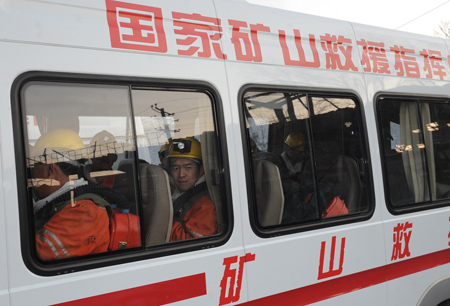 Rescuers are about to go down the coal mine in Hegang City, northeast China's Heilongjiang Province, on November 21, 2009.