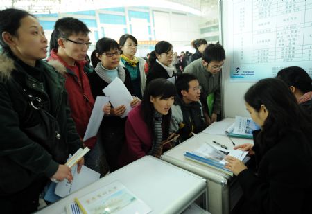 Job seekers attend a recruitment fair for college graduates in Chongqing, southwest China, November 23, 2009. 