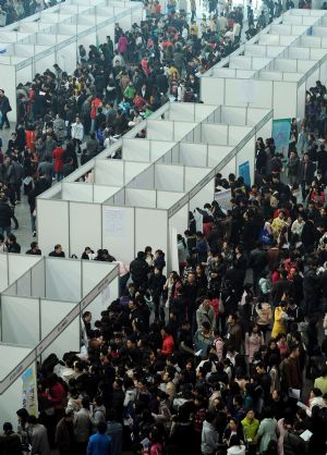 Job seekers attend a recruitment fair for college graduates in Chongqing, southwest China, November 23, 2009.