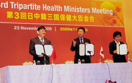 (From L to R) Chen Zhu, Chinese health minister, Akira Nagatsuma, Japanese minister of health, labor and welfare, and Jeon Jae Hee, South Korean minister of health, welfare and family affairs, take part in their third regular meeting held in Tokyo, capital of Japan, November 23, 2009. 