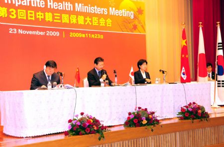 (From L to R) Chen Zhu, Chinese health minister, Akira Nagatsuma, Japanese minister of health, labor and welfare, and Jeon Jae Hee, South Korean minister of health, welfare and family affairs, meet the media after their third regular meeting held in Tokyo, capital of Japan, November 23, 2009.