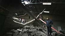 Palestinians check the site damaged by Israeli air strike in Gaza City, November 24, 2009. The Israeli army said it carried out three air strikes in the Gaza Strip, targeting the facility for manufacturing weapons and weapons-smuggling tunnels in response to rocket attacks on southern Israel from the Gaza Strip on the previous day.