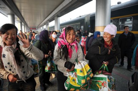 Farmers who have served as cotton pickers in neighboring Xinjiang Uygur Autonomous Region arrive in the railway station in Lanzhou, capital of northwest China&apos;s Gansu Province, on November 25, 2009. Over 500,000 Gansu cotton pickers worked in Xinjiang this year.