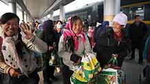 Farmers who have served as cotton pickers in neighboring Xinjiang Uygur Autonomous Region arrive in the railway station in Lanzhou, capital of northwest China's Gansu Province, on November 25, 2009. Over 500,000 Gansu cotton pickers worked in Xinjiang this year.