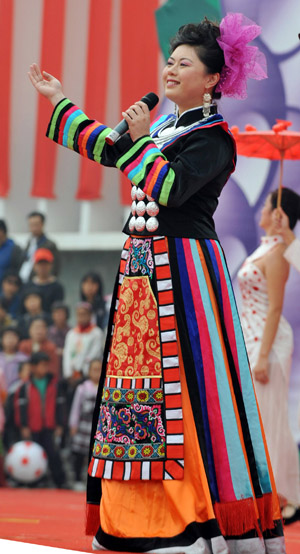 An ethnic Mulam woman dressed with traditional costume sings during a celebration in Luocheng Mulam Autonomous County of southwest China's Guangxi Zhuang Autonomous Region, November 28, 2009. Ethnic Mulam people celebrated the traditional festival of harvest and wishes on Saturday.