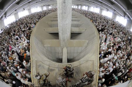 Muslim pilgrims take part in an exorcising ceremony to throw detritus to stone walls which symbolize the devil, during the annual hajj pilgrimage in Mecca, Saudi Arabia, November 29, 2009. The Hajj season was held from November 25 to November 29 this year.