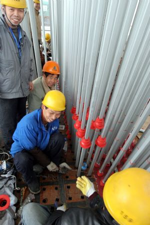 Workers proceed on the building site of UK Pavilion of the 2010 Shanghai World Expo in Shanghai, east China, November 29, 2009. Most of the pavilions are taking on a dashing look with the coming of the 2010 Shanghai World Expo, which will fall in May of next year.