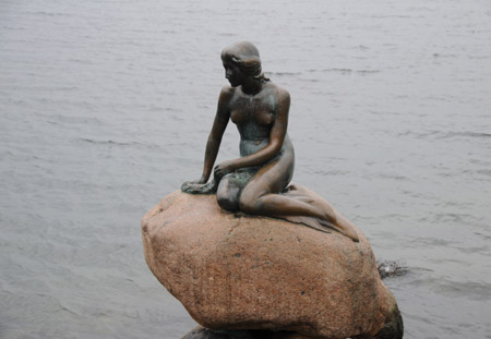 Photo taken on November 22, 2009 shows the Little Mermaid statue in Copenhagen, capital of Denmark. The United Nations climate summit is scheduled from December 7 to December 18 in Copenhagen.