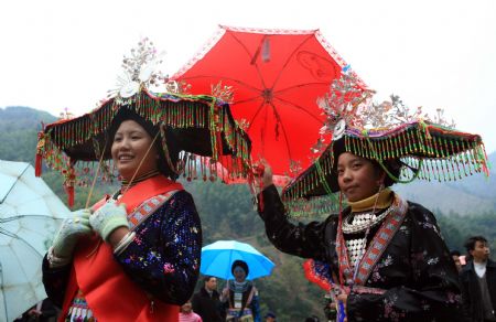 Zhao Liqiu(L), mother of a two-year-old daughter, is on her way back home of her husband Pan Saipeng, in Heping Village of Rongshui Miao Autonomous County, southwest China's Guangxi Zhuang Autonomous Region, December 6, 2009.