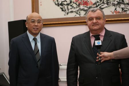 Chinese ambassador to Ukraine Zhou Li (L) and Ukraine's Deputy Minister of Health Igor Yakovenko speak to reporters in Kiev, capital of Ukraine, December 7, 2009. The Chinese embassy in Ukraine signed a document with the Ukraine government here on Monday to allocate free aid worth of a total of 3.5 million yuan (about US$500,000) to help Ukraine combat the A/H1N1 flu epidemic.