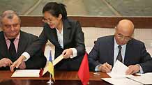 Chinese ambassador to Ukraine Zhou Li (R) and Ukraine's Deputy Minister of Health Igor Yakovenko (L) sign documents in Kiev, capital of Ukraine, December 7, 2009.