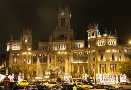 Photo taken on December 7, 2009 shows the decorations on the city government building and the Plaza Cibeles in Madrid, capital of Spain. With the Christmas drawing near, authorities of Madrid decorated the city with light bulbs to enhance the festive atmosphere. 