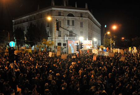 Thousands of Israeli right wing demonstrators attend a rally protesting against settlement freeze at Paris Square in Jerusalem, December 9, 2009. Israel announced on November 25 a 10-month freeze on construction in Jewish settlements in the West Bank to revive peace talks with Palestinians.