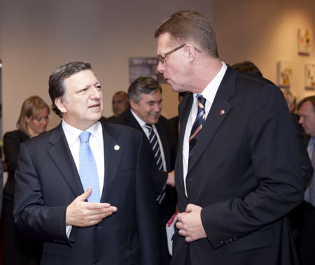 European Commission President Jose Manuel Barroso (L) talks with Finnish Prime Minister Matti Vanhanen prior to the traditional family photo at the EU headquarters in Brussels, capital of Belgium, December 10, 2009.