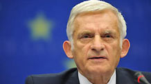 President of European Parliament Jerzy Buzek attends a press conference at the EU headquarters in Brussels, capital of Belgium, December 10, 2009. Jerzy Buzek here on Thursday called the EU Council for a concrete decision on the funding that is to be granted to developing countries for the fight against climate change.