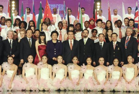 Li Changchun (C, 2nd row from the bottom), a Standing Committee member of the Political Bureau of the Communist Party of China Central Committee, has a group photo taken with students and other guests after a performance in Beijing, capital of China, December 11, 2009. Li watched here on Friday a performing art show presented by students of the Confucius Institutes from 22 countries and visited a Confucius Institutes exhibition.