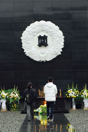 People come to the Nanjing Massacre Memorial Hall to mourn the victims of the Nanjing massacre committed by Japanese invading troops during World War II, in Nanjing, capital of east China's Jiangsu province, December 12, 2009. December 13, 2009 is the 72nd anniversary of the Nanjing massacre, which left 300,000 Chinese people dead. 