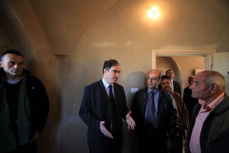 John Ging (2nd L), director of the UN Relief and Works Agency (UNRWA), talks with Majed al-Athamna (R) as he handed a new house to Majed's family in northeast Gaza Strip, December 12, 2009.