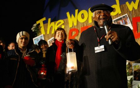 Desmond Mpilo Tutu (R), Nobel peace prize winner and South African former Archbishop, takes part in a vigil reminding people to pay attention to the global warming, at Bella Center, the venue of the UN climate change conference, on the outskirts of the Danish capital Copenhagen, December 12, 2009. 