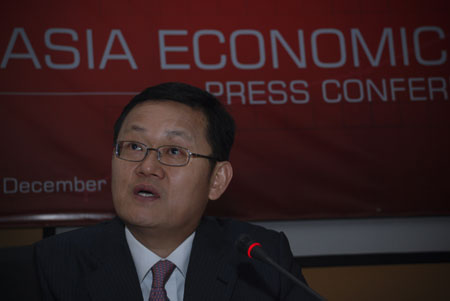 Jong-Wha Lee, Chief Economist of Asian Development Bank (ADB), speaks at a press conference in Manila, capital of the Philippines, Dec. 15, 2009. The ADB said that the 14 economies of emerging East Asian region will collectively grow by 4.2 percent this year and by 6.8 percent in 2010. That is higher than the September forecast of 3.6 percent and 6.5 percent, respectively.