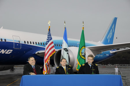 Boeing test pilot Mike Carriker (R) and first officer Randy Neville (C) speak to the media after landing the 787 Dreamliner jet at Paine Field near Boeing's plant in the western state of Washington, the United States, Dec. 15, 2009. Boeing's new 787 Dreamliner jet took to the skies for the first time Tuesday, a relief to the U.S. aerospace giant that pins high hope on the new model in its competition with European rival Airbus.