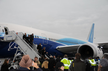 Boeing test pilots get off the plane after landing the 787 Dreamliner jet at Paine Field near Boeing's plant in the western state of Washington, the United States, after its maiden flight, Dec. 15, 2009.