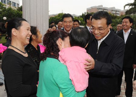 Chinese Vice Premier Li Keqiang (1st R, front) talks with residents of Huaping community in Zhuhai City, south China's Guangdong Province, December 15, 2009. Li Keqiang made an inspection tour in Guangdong from December 14 to December 16.