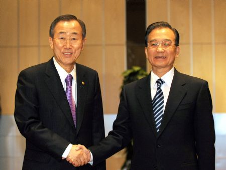 Chinese Premier Wen Jiabao (R) shakes hands with UN Secrerary-General Ban Ki-moon during their meeting in Copenhagen, capital of Denmark, on December 17, 2009. 