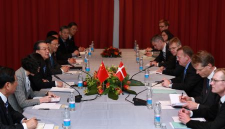 Danish Prime Minister Lars Lokke Rasmussen(3rd R) meets with his Chinese counterpart Wen Jiabao(3rd L) in Copenhagen, capital of Denmark, December 17, 2009.